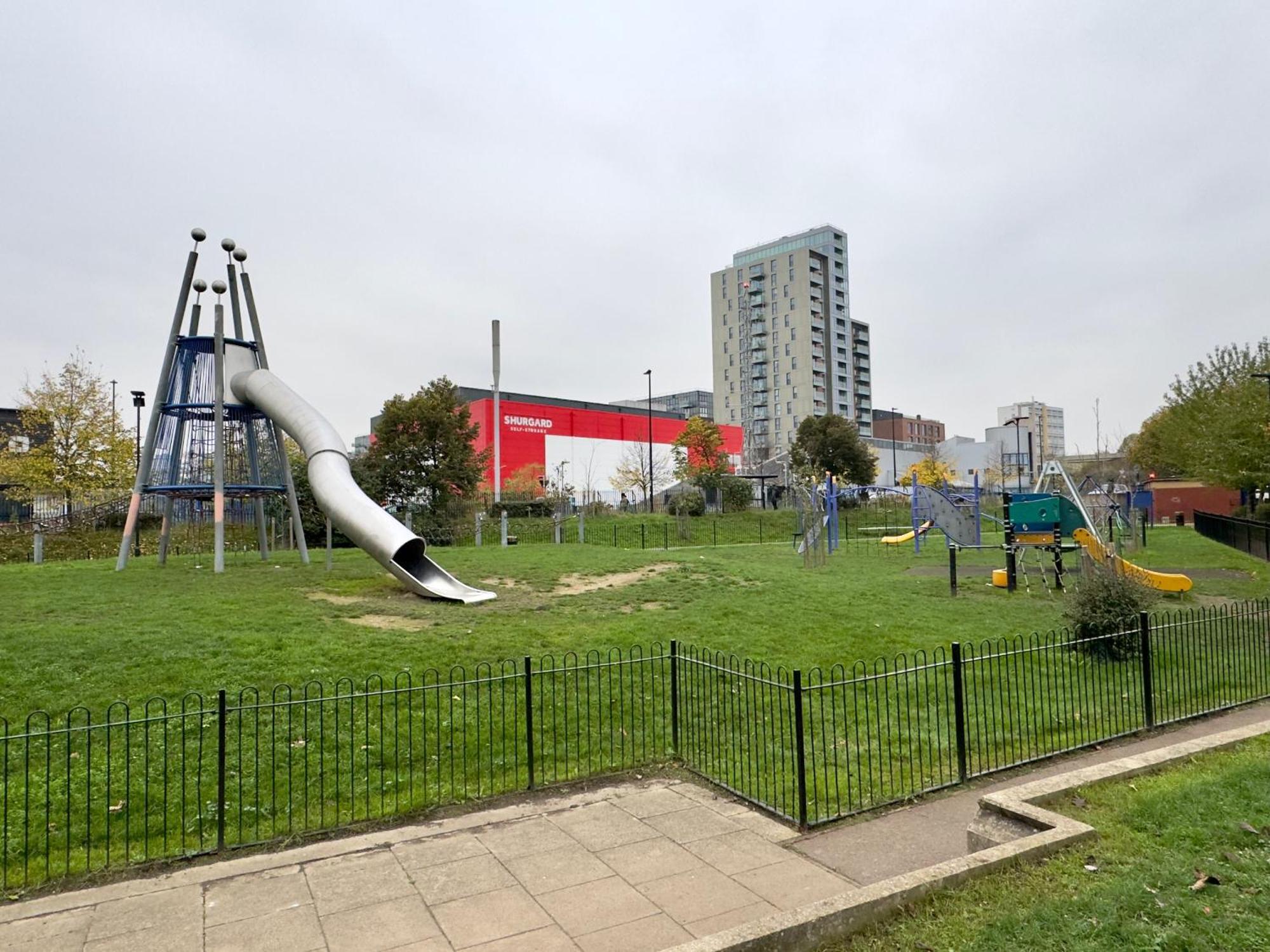 2 Bedrooms 2 Bath Modern Flat, Londdon View Balcony Appartamento Londra