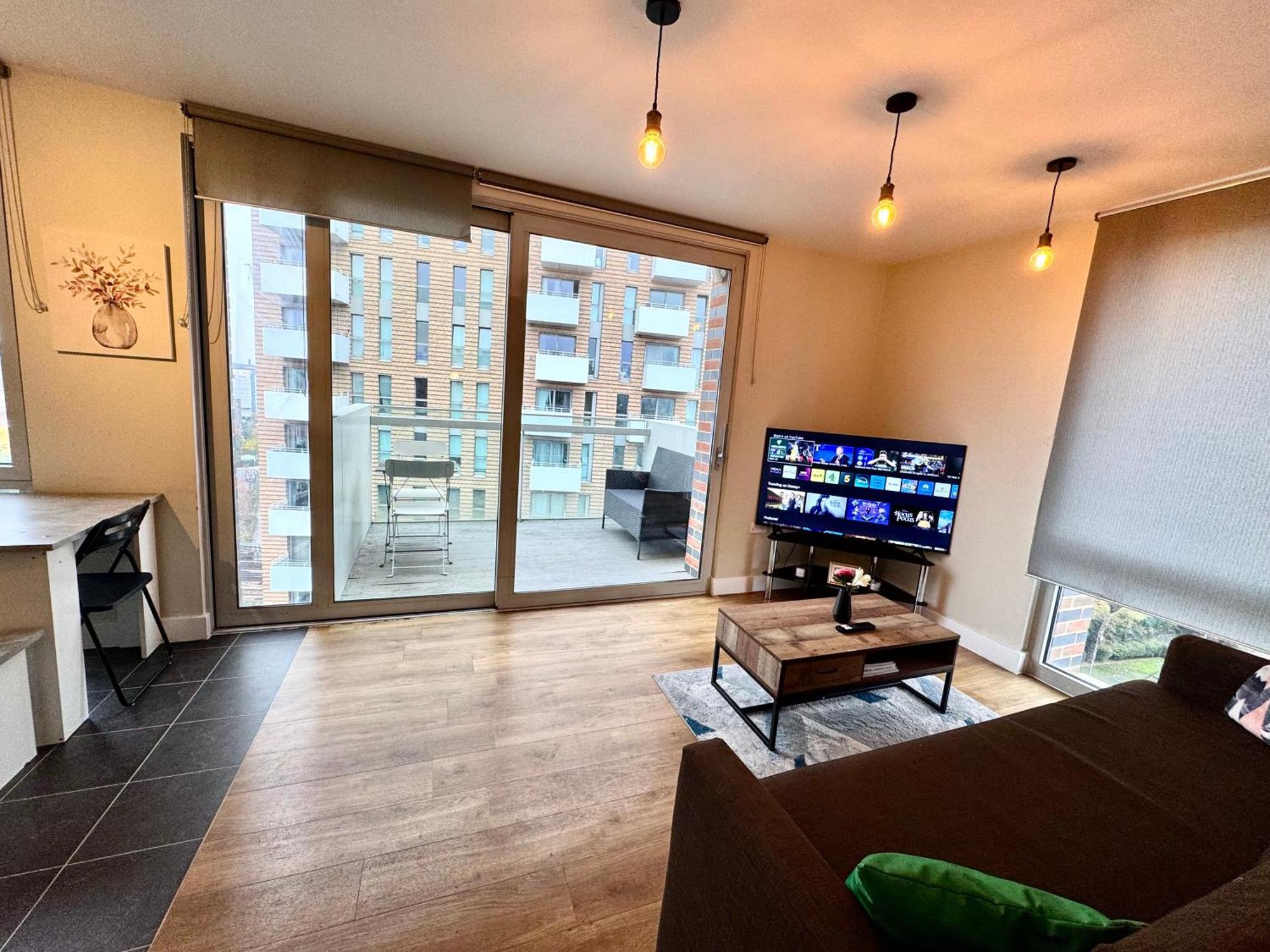 2 Bedrooms 2 Bath Modern Flat, Londdon View Balcony Appartamento