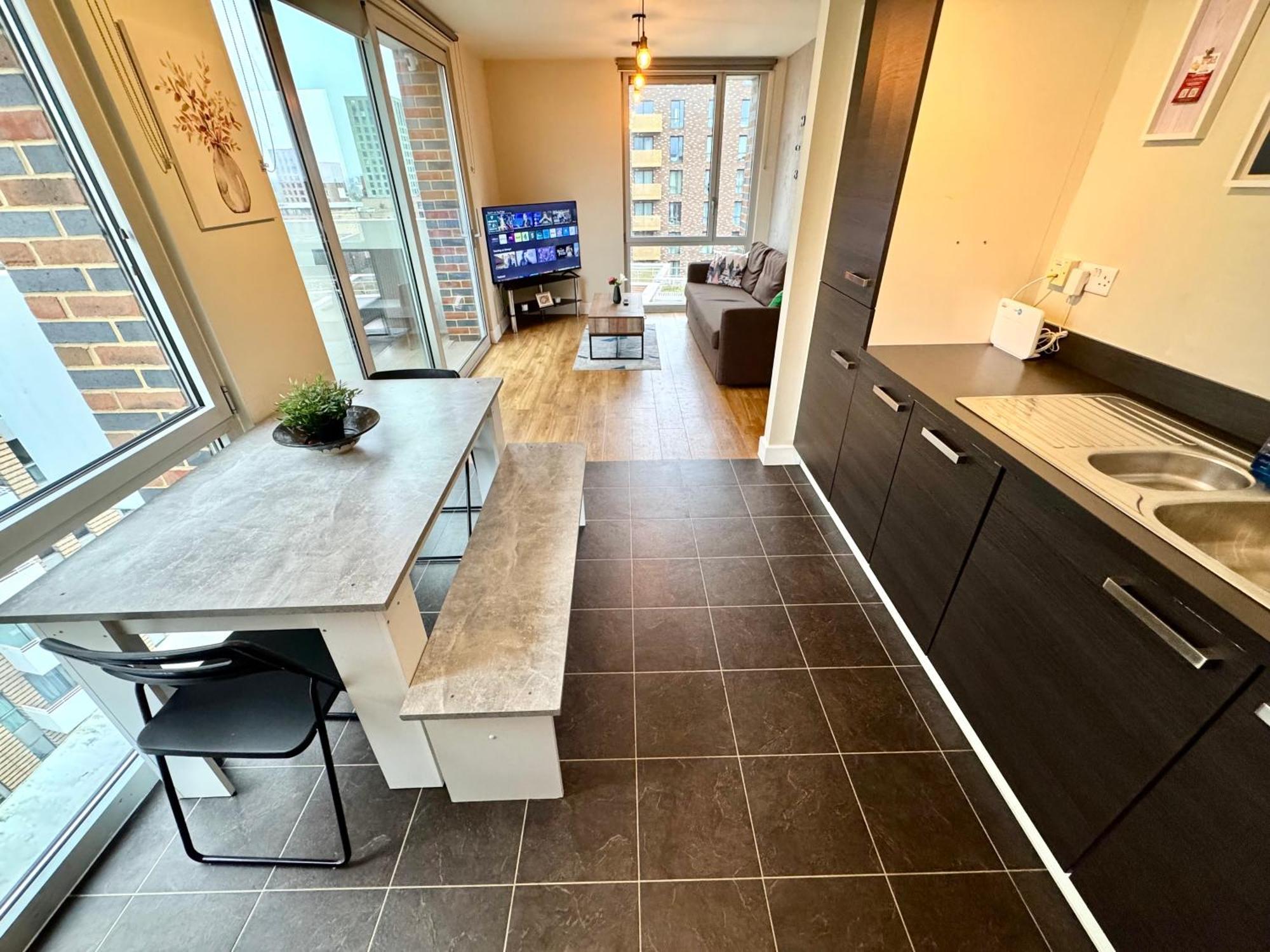 2 Bedrooms 2 Bath Modern Flat, Londdon View Balcony Appartamento *